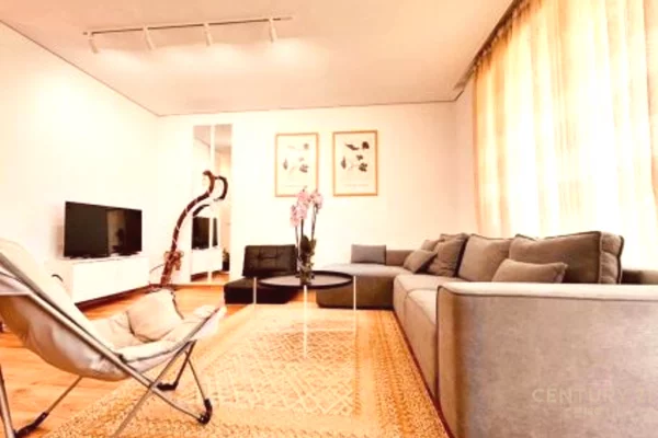 Shitet apartament 1+1 te kompleksi San Pietro prane Gjirit te Lalzit. Apartamenti shtrihet ne nje si