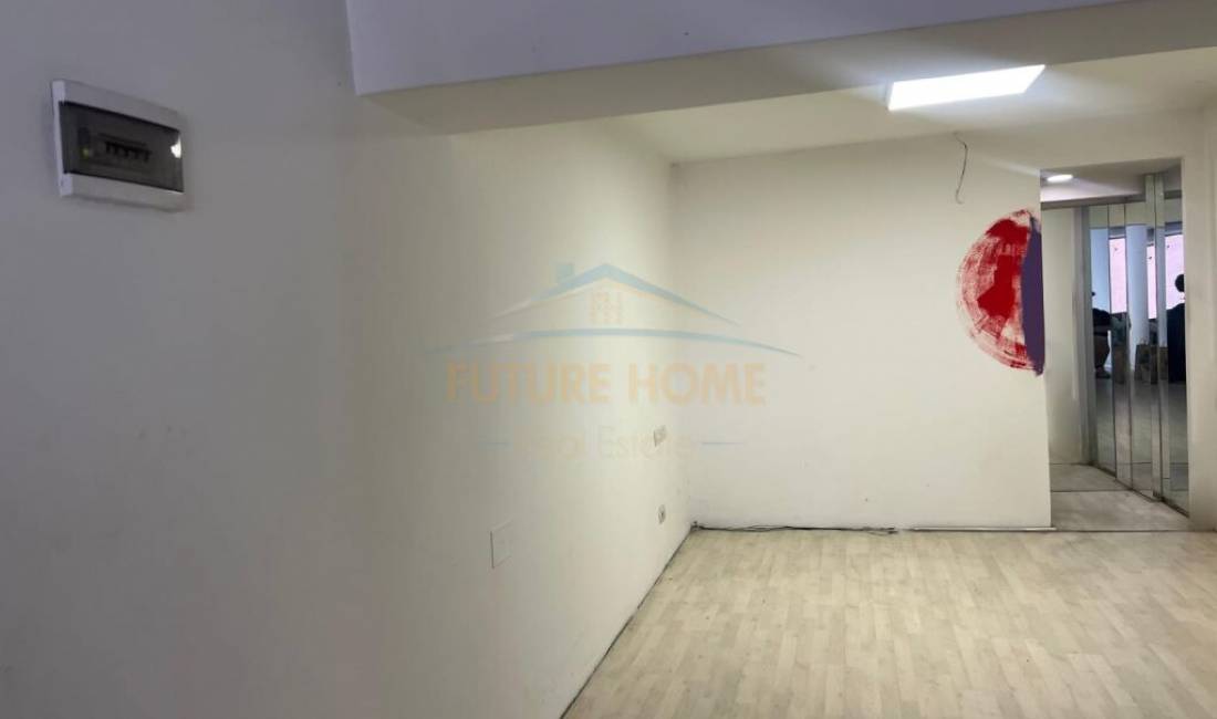 Qira, Ambient Komercial, Rruga 