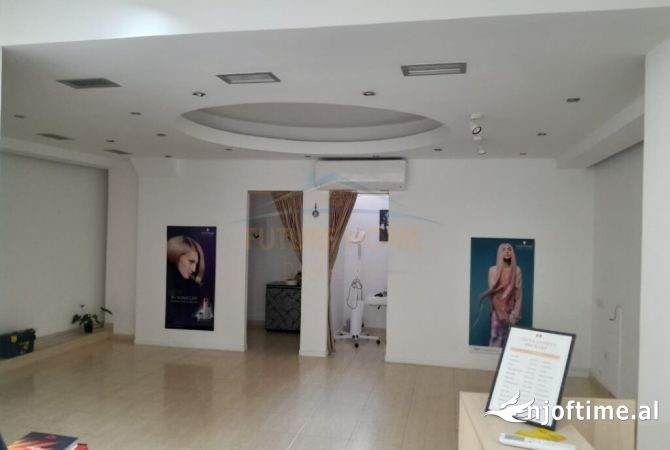 	Disponojmë Ambient Biznesi, i cili ndodhet i pozicionuar ne Rrugen e Elbasanit.