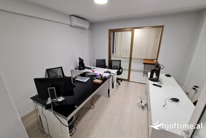 Ambiente Commerciale in Affitto 3+1 a Tirana - 700 Euro