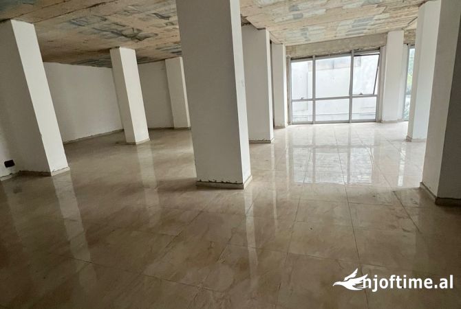 Ambiente Commerciale in Affitto 3+1 a Tirana - 2,000 Euro