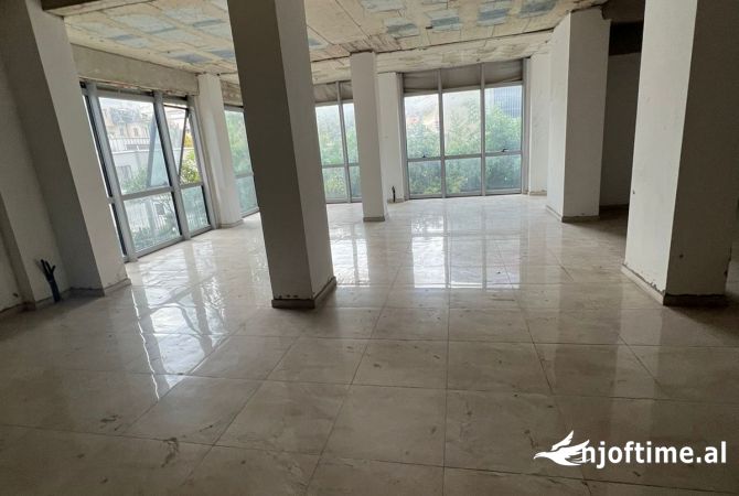 Ambiente Commerciale in Affitto 3+1 a Tirana - 2,000 Euro