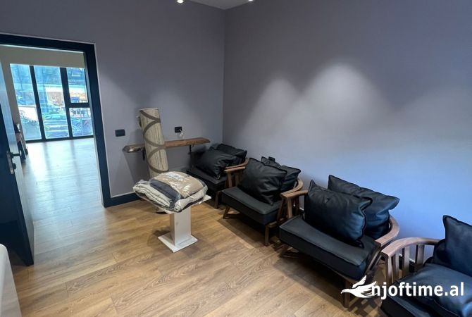 Ambiente Commerciale in Affitto 3+1 a Tirana - 1,200 Euro