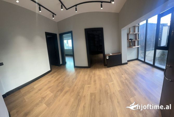 Ambiente Commerciale in Affitto 3+1 a Tirana - 1,200 Euro