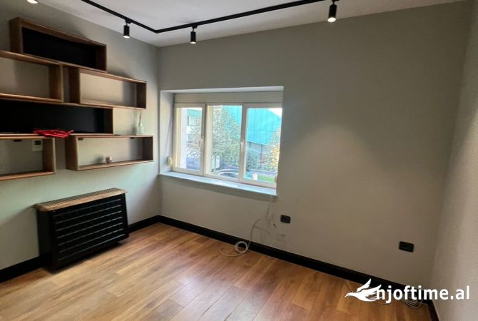 Ambiente Commerciale in Affitto 3+1 a Tirana - 1,200 Euro