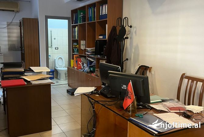 Ambiente Commerciale in Affitto 3+1 a Tirana - 30,000 Leke