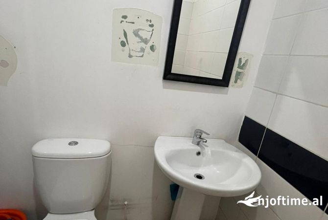 Ambiente Commerciale in Affitto 1+1 a Tirana - 1,700 Euro