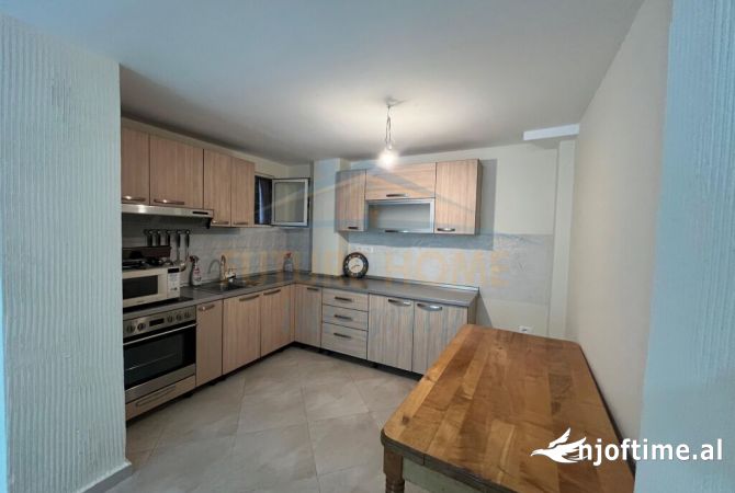 Ambiente Commerciale in Affitto 3+1 a Tirana - 700 Euro