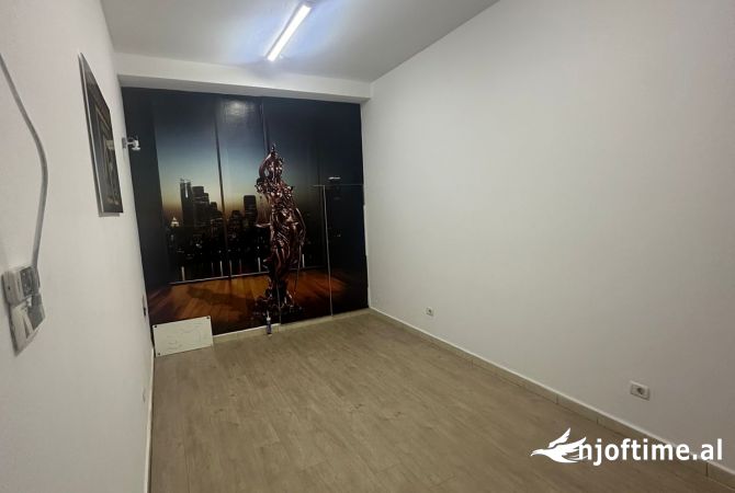 Ambiente Commerciale in Affitto 3+1 a Tirana - 350 Euro