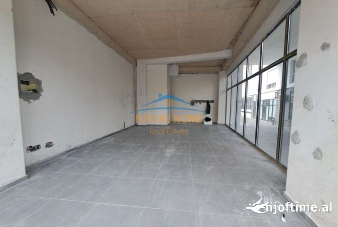 Ambiente Commerciale in Affitto 3+1 a Tirana - 550 Euro