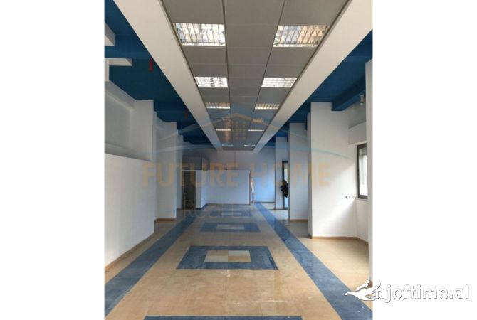 Ambiente Commerciale in Affitto 3+1 a Tirana - 500 Euro