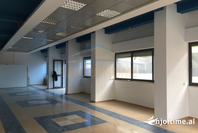 Ambiente Commerciale in Affitto 3+1 a Tirana - 500 Euro