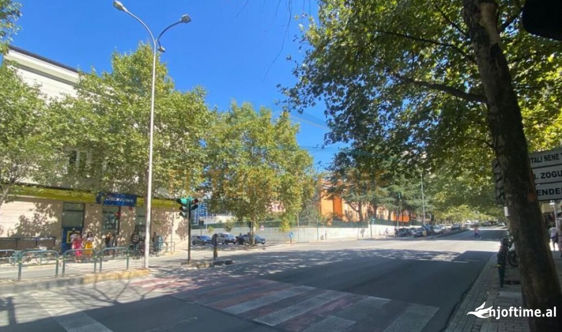 Shitet, Ambient Biznesi, Prane Harry Fultz.