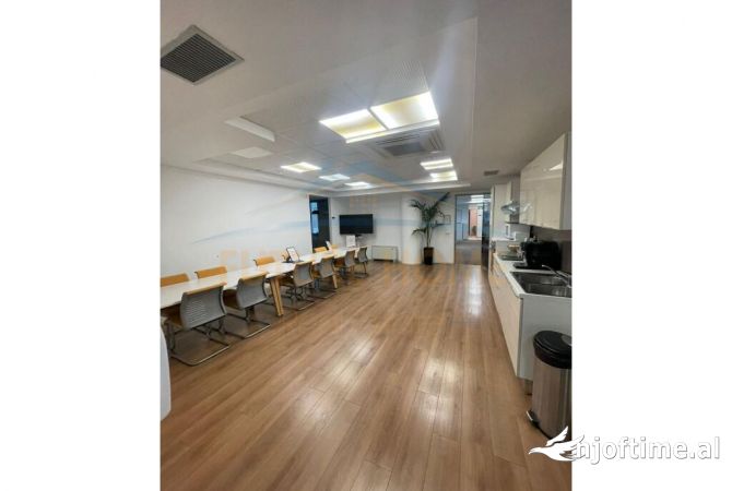 Ambiente Commerciale in Affitto 3+1 a Tirana - 13,000 Euro