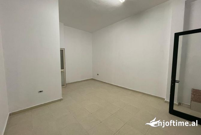 Ambiente Commerciale in Affitto 3+1 a Tirana - 350 Euro