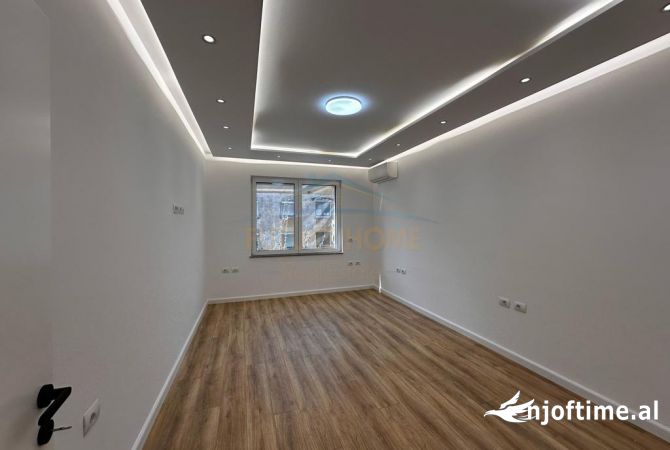 Ambiente Commerciale in Affitto 3+1 a Tirana - 1,200 Euro