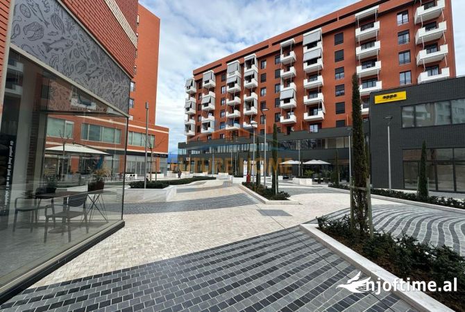Ambiente Commerciale in Affitto 3+1 a Tirana - 2,700 Euro