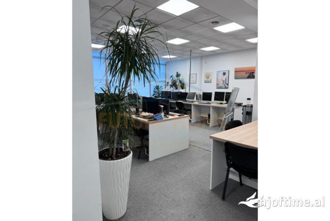 Ambiente Commerciale in Affitto 3+1 a Tirana - 1,600 Euro