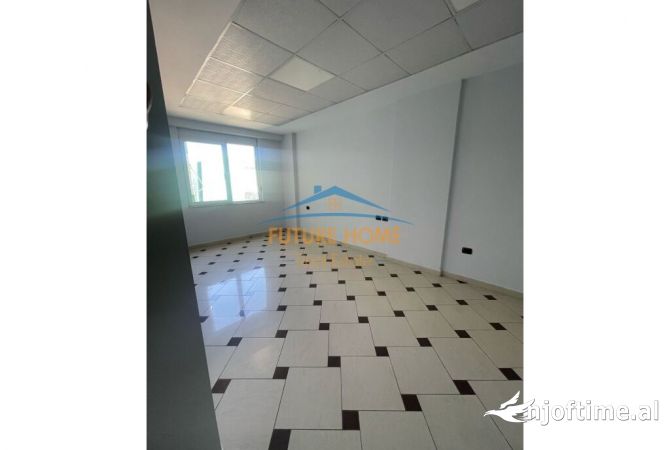 Ambiente Commerciale in Affitto 3+1 a Tirana - 1,300 Euro