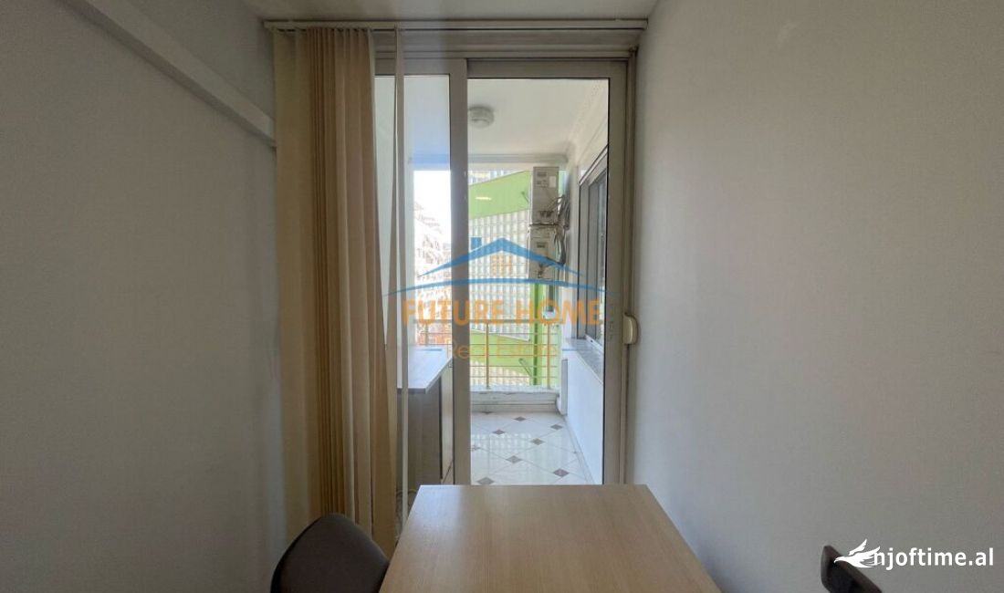 Qera, Ambient per zyre, Blloku, Tirane