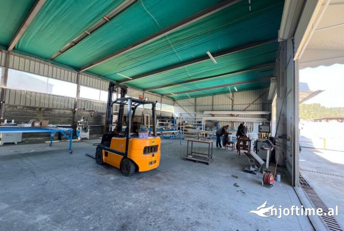 Ambiente Commerciale in Affitto 1+1 a Tirana - 1,300 Euro