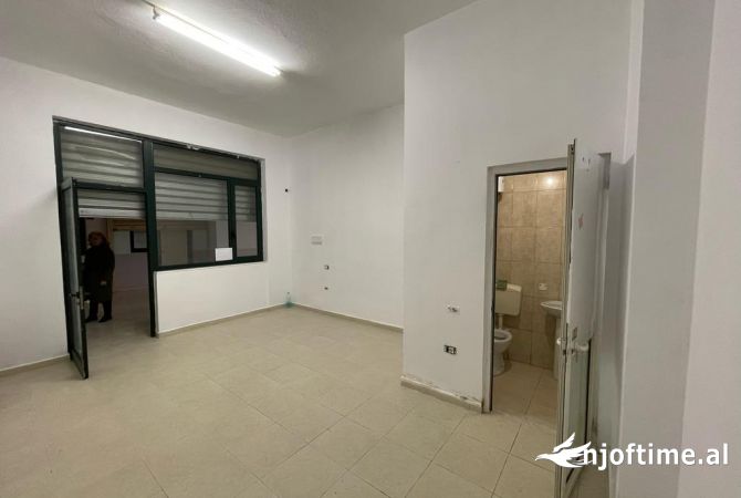 Ambiente Commerciale in Affitto 1+1 a Tirana - 400 Euro