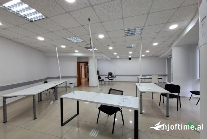 	Qera, Ambjent per Zyra tek Selvia, Godine Biznesi