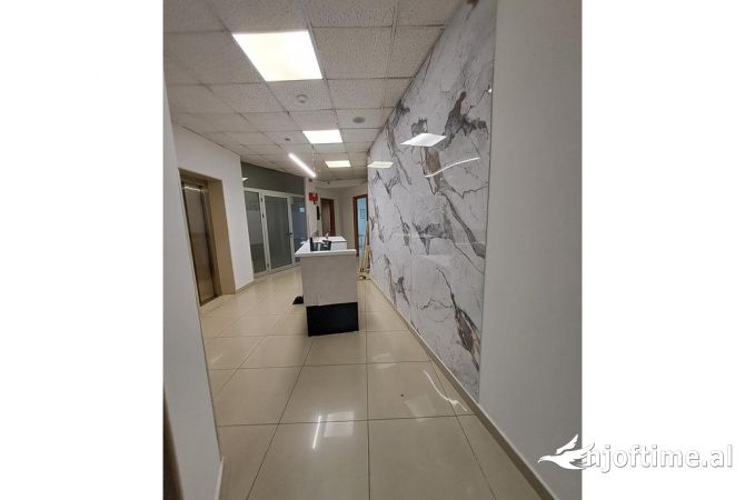 	Qera, Ambjent per Zyra tek Selvia, Godine Biznesi