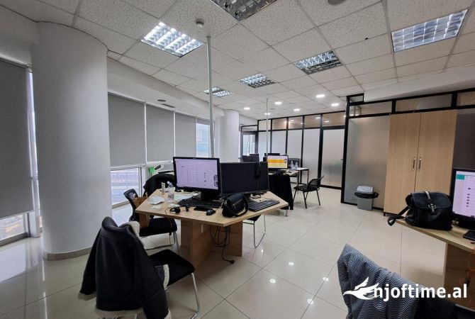 	Qera, Ambjent per Zyra tek Selvia, Godine Biznesi