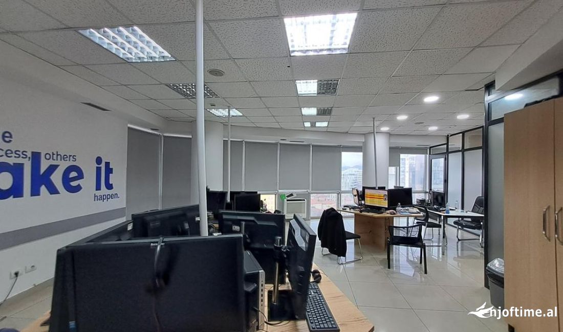 	Qera, Ambjent per Zyra tek Selvia, Godine Biznesi