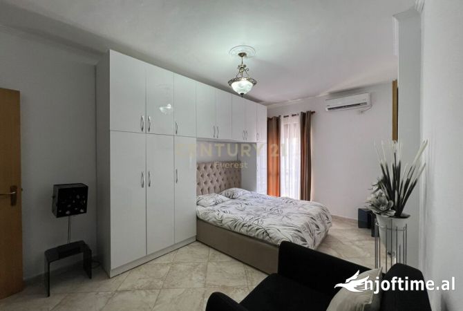 RRUGA E BARRIKADAVE, GARSONIERE PER QIRA!