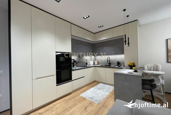 Appartamento in vendita a Tirana 2+1, Arredato