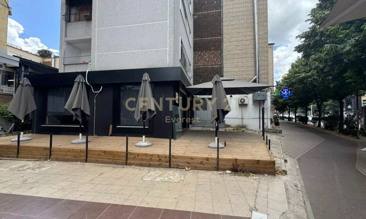 MUHAMET GJOLLESHA, AMBIENT KOMERCIAL PER QIRA