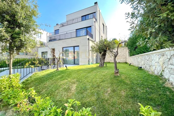 Shtepi me qera Vila Luksoze ne Tirane, 4+1, Mobilimi E mobiluar, Pagesa 4,000  Euro.