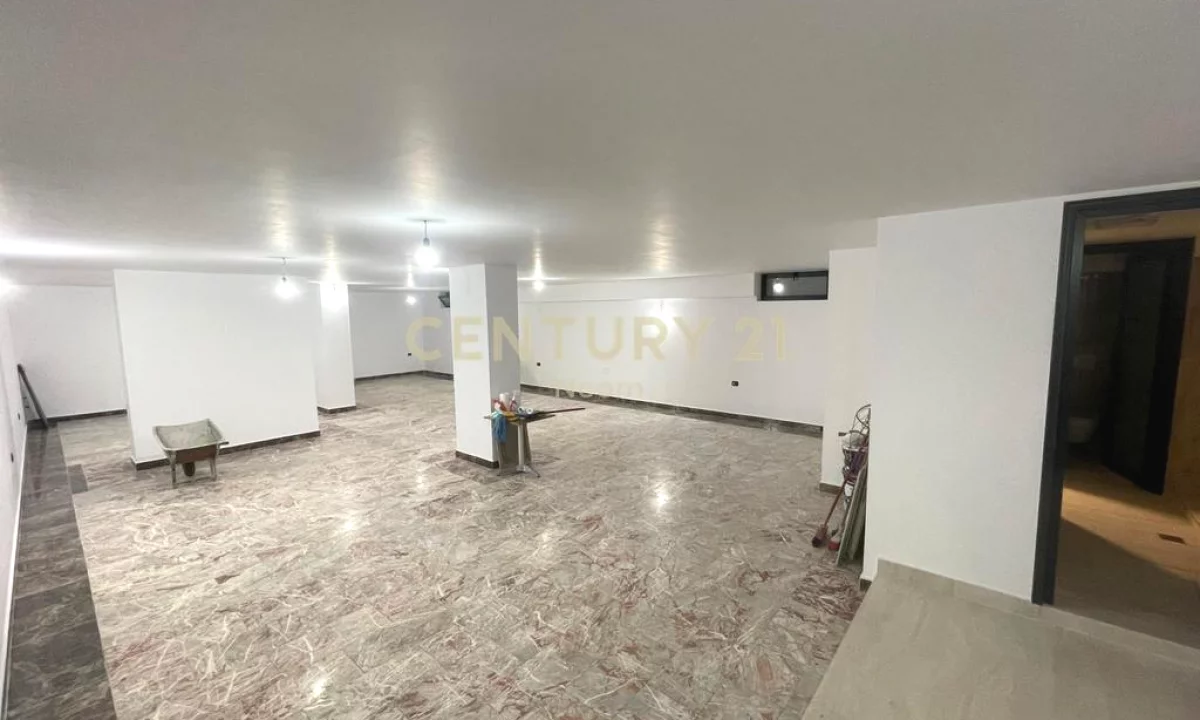 AMBIENT KOMERCIAL PER QIRA - 200m2, NE ZEMER TE BLLOKUT!