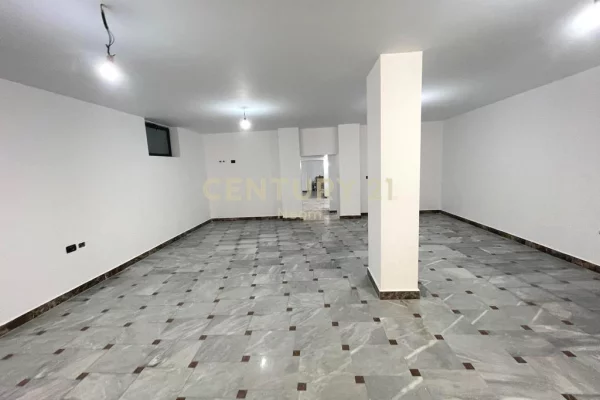 AMBIENT KOMERCIAL PER QIRA - 200m2, NE ZEMER TE BLLOKUT!