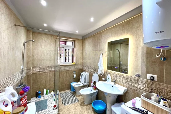 Shtepi me qera Apartament ne Tirane, 3+1, Mobilimi E mobiluar, Pagesa 800  Euro.