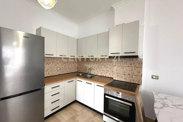 Shtepi me qera Apartament ne Tirane, 3+1, Mobilimi E mobiluar, Pagesa 700  Euro.