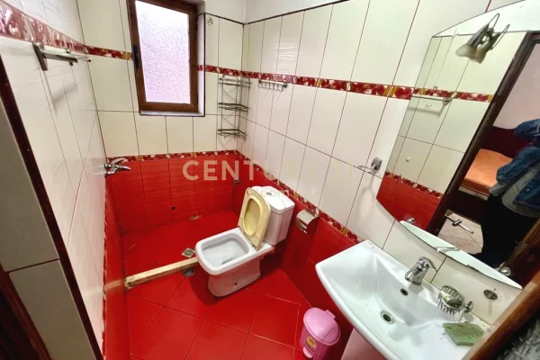 Shtepi me qera Apartament ne Tirane, 2+1, Mobilimi E mobiluar, Pagesa 550  Euro.