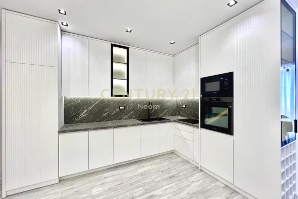 Appartamento in affitto a Tirana 3+1, Arredato