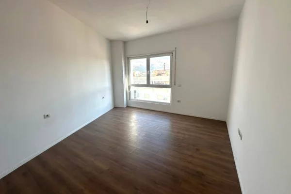 Shtepi ne shitje Apartament ne Tirane, 2+1, Mobilimi Bosh, pa mobiluar, Pagesa 283,000  Euro.