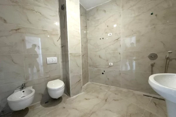 Shtepi ne shitje Apartament ne Tirane, 2+1, Mobilimi Bosh, pa mobiluar, Pagesa 283,000  Euro.