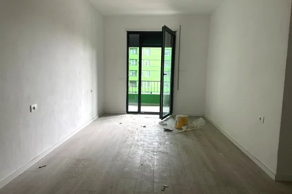 Shtepi ne shitje Apartament ne Tirane, 3+1, Mobilimi Bosh, pa mobiluar, Pagesa 180,000  Euro.