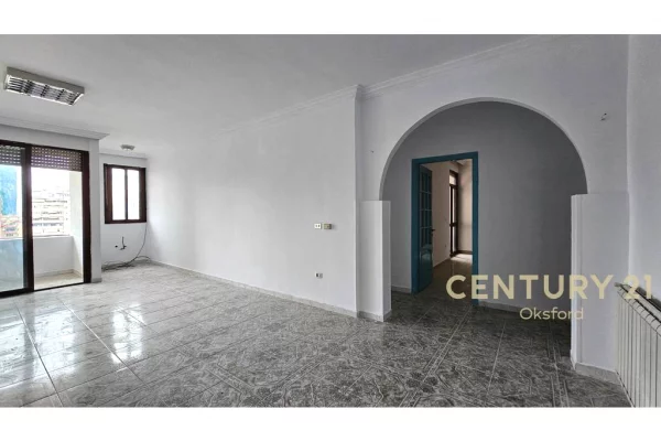 AMBIENT PËR ZYRA 3+1+2+GARAZH, ME QIRA NË BLLOK (Përball Vilës 31)