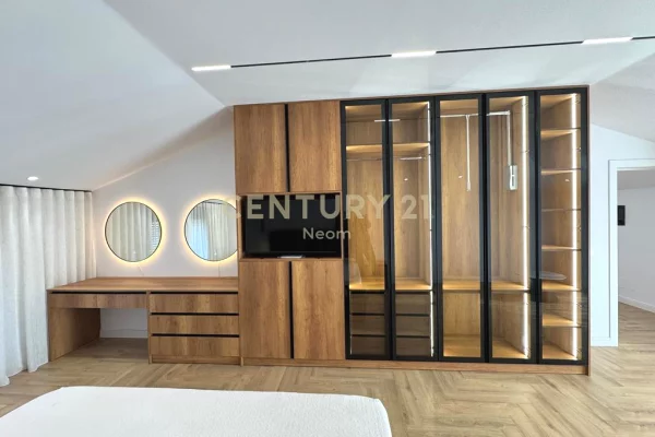 Shtepi me qera Vila Luksoze ne Tirane, 3+1, Mobilimi E mobiluar, Pagesa 3,000  Euro.