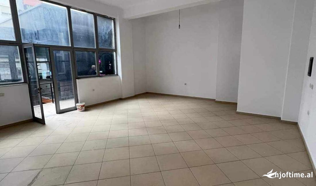 Okazion shitet dyqan 55m2 Adresa Tirane Treshi