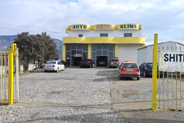 Ambiente Commerciale in Vendita a Alessio - 220,000 Euro