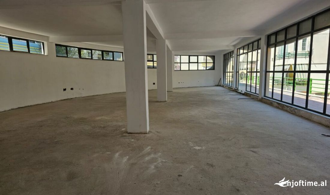 SHITET AMBIENT KOMERCIAL PER ZYRA PRANE KOPSHTIT ZOOLOGJIK