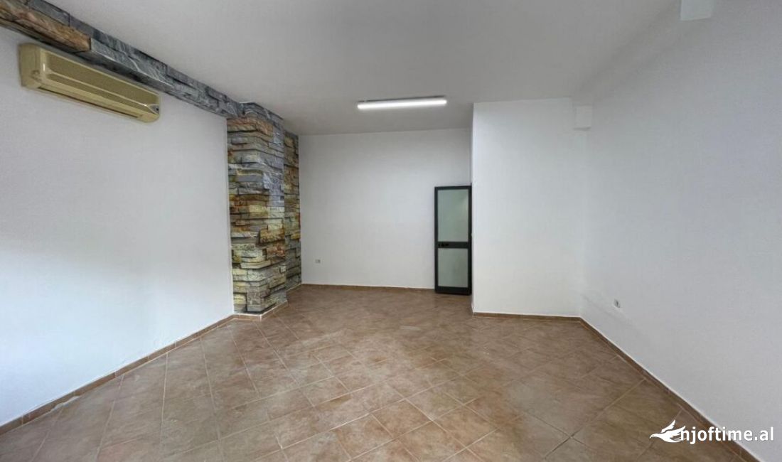 AMBIENT KOMERCIAL PER SHITJE TEK KODRA E DIELLIT!!