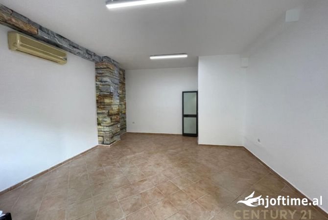 AMBIENT KOMERCIAL PER SHITJE TEK KODRA E DIELLIT!!